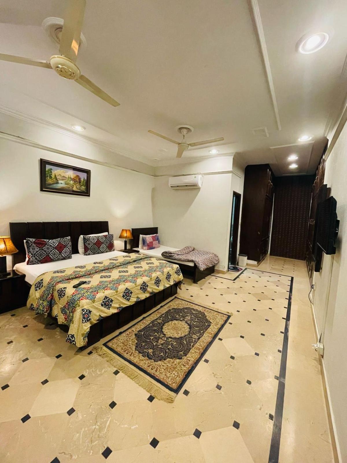 Mulberry Residence Luxury Rooms Исламабад Екстериор снимка