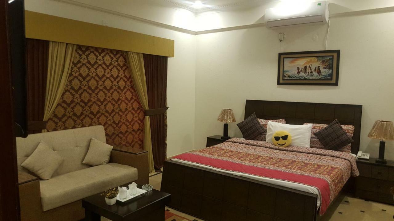 Mulberry Residence Luxury Rooms Исламабад Екстериор снимка